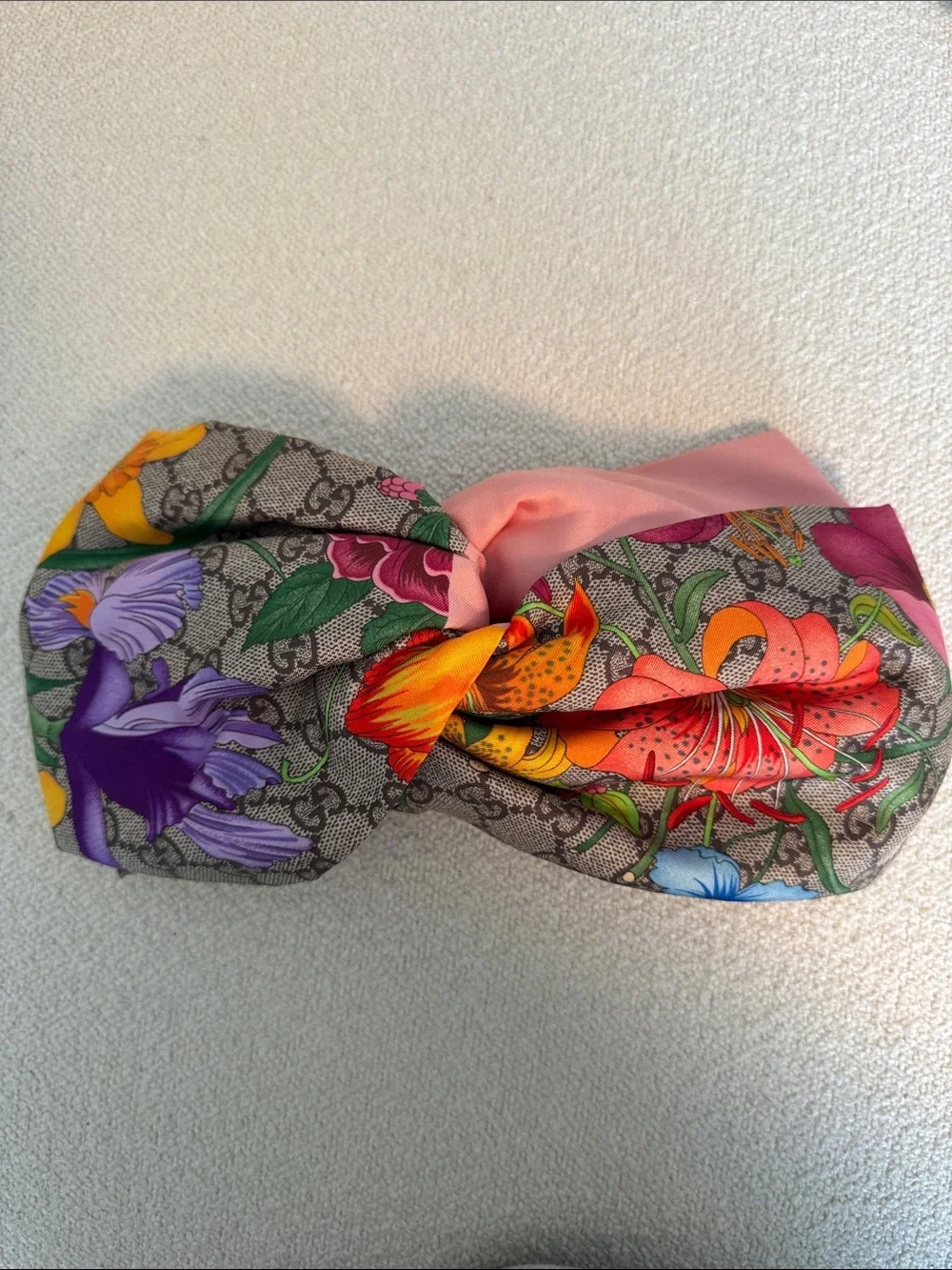 Gucci elegant silk